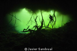 diver getting into cenote carwash by Javier Sandoval 